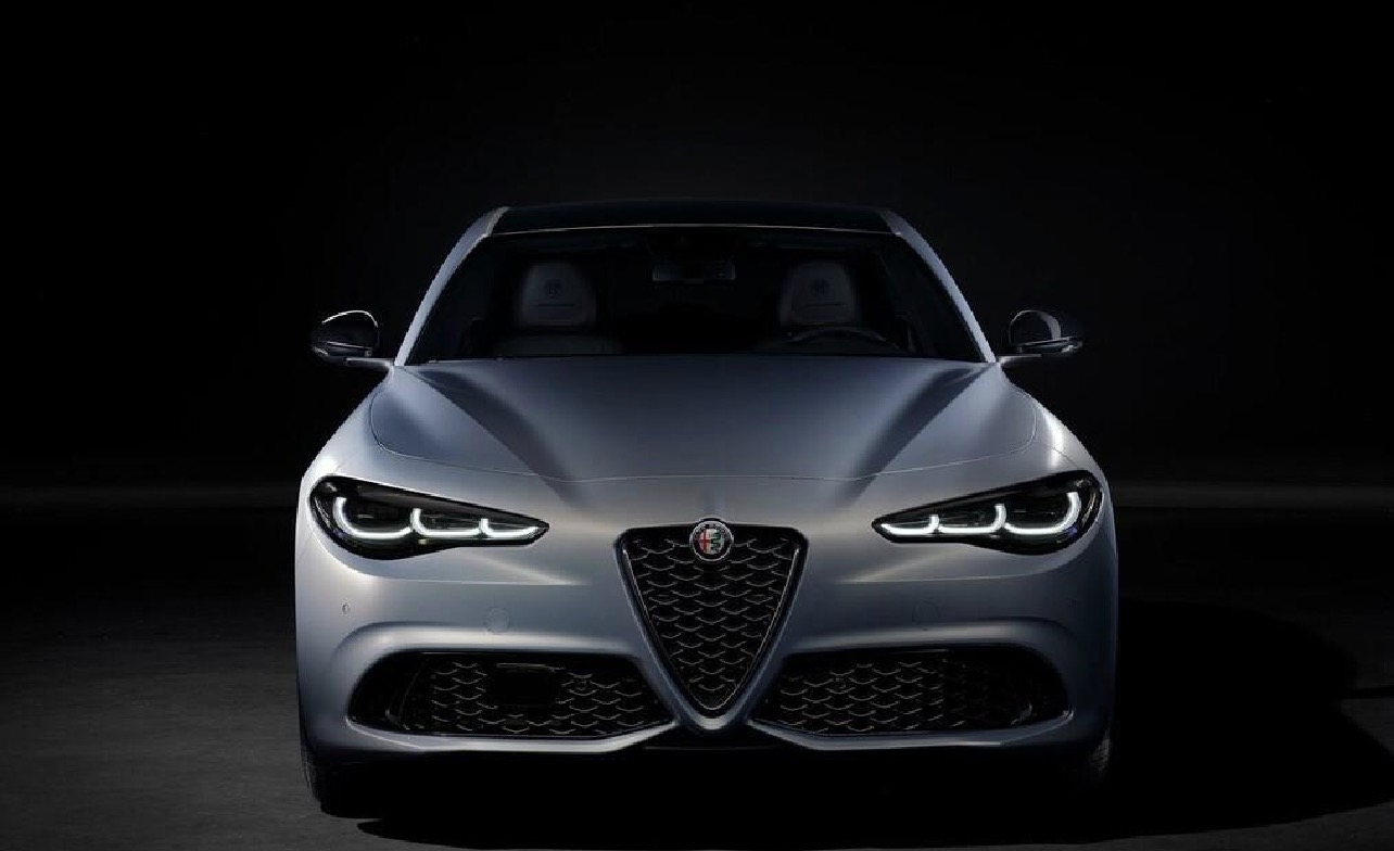 منظر أمامي مباشر لسيارة Alfa Romeo Giulia فضية على خلفية داكنة